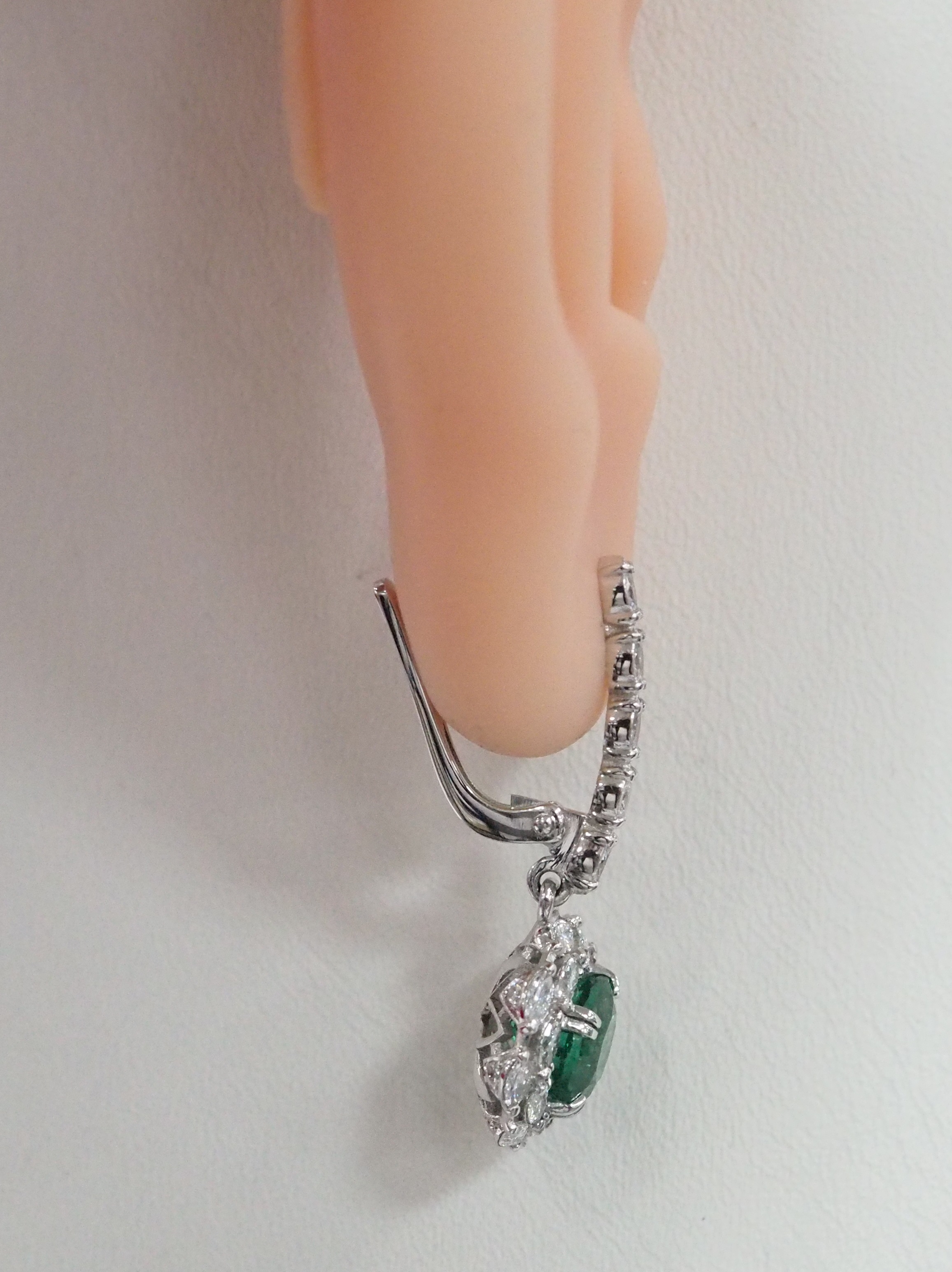 Серьги из белого золота с изумрудами